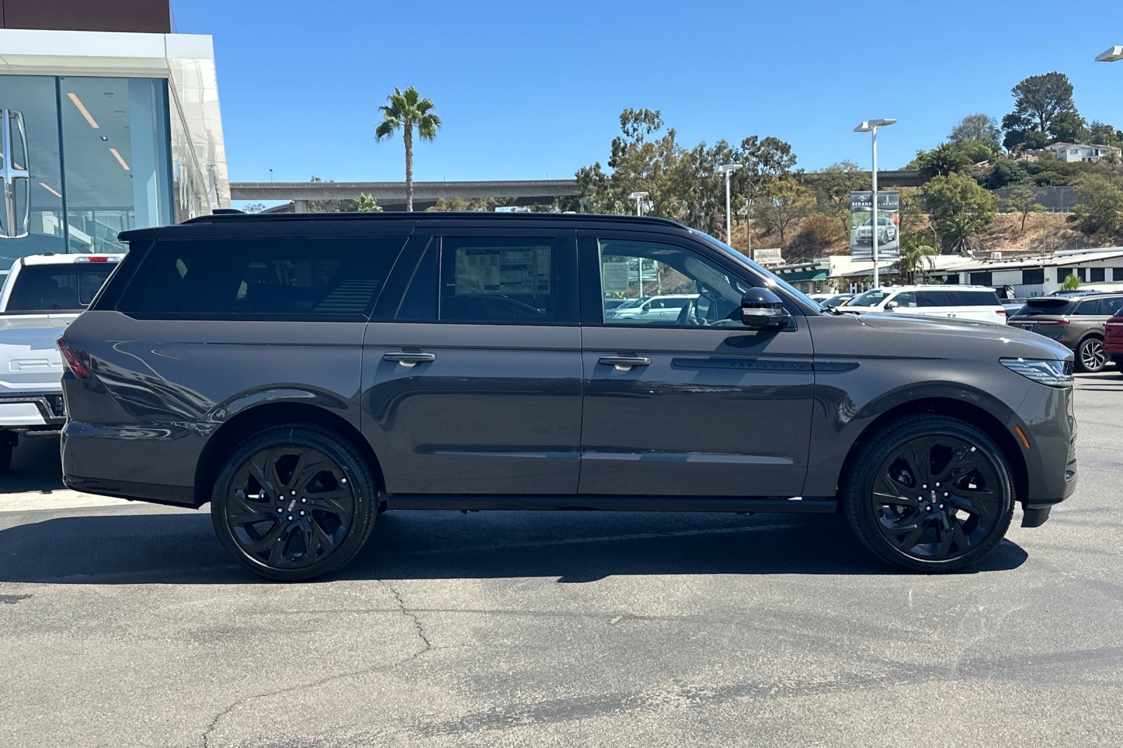 New 2027 Lincoln Navigator L Black Label AWD/4WD image 2