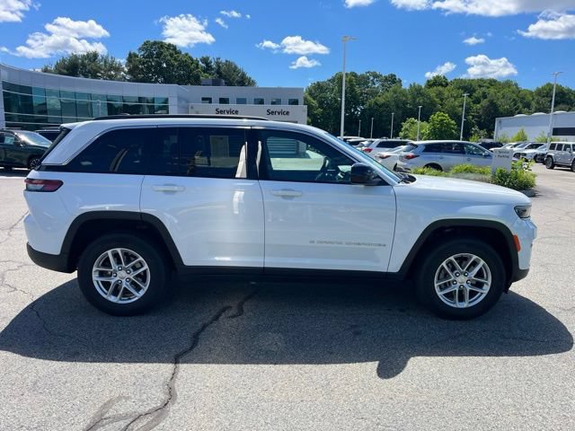 Used 2024 Jeep Grand Cherokee Laredo X AWD/4WD image 2