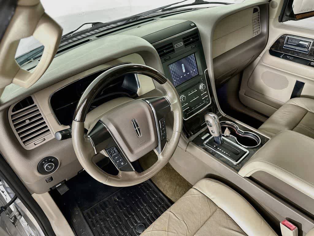 Used 2016 Lincoln Navigator Select RWD image 2