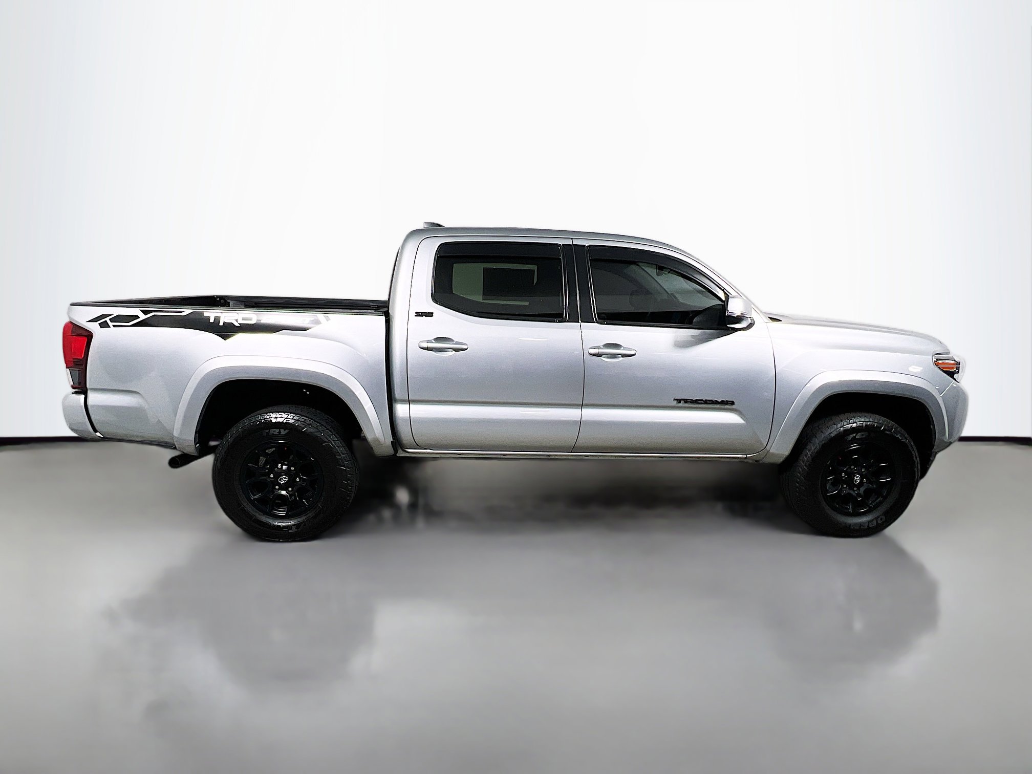 Used 2022 Toyota Tacoma SR5 w/ Technology Package RWD image 3