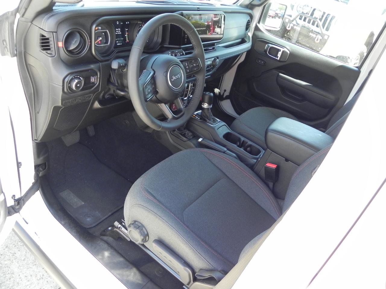 Used 2025 Jeep Wrangler Unlimited Rubicon AWD/4WD image 11