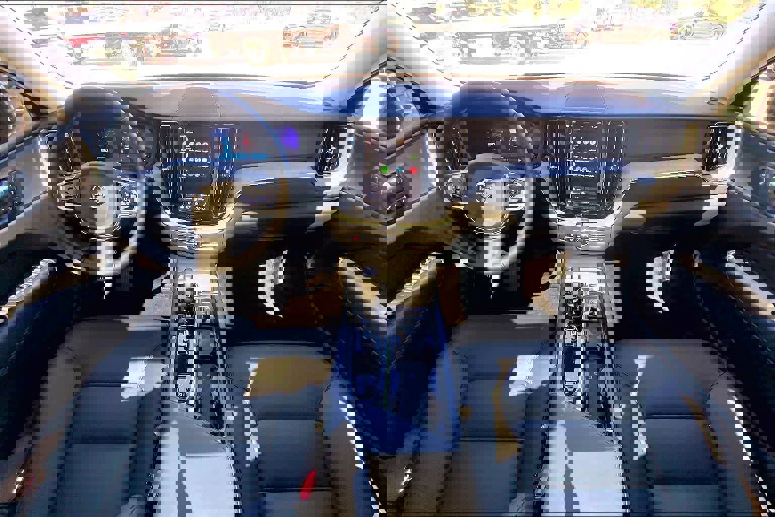 Used 2025 Volvo XC60 B5 Plus image 15