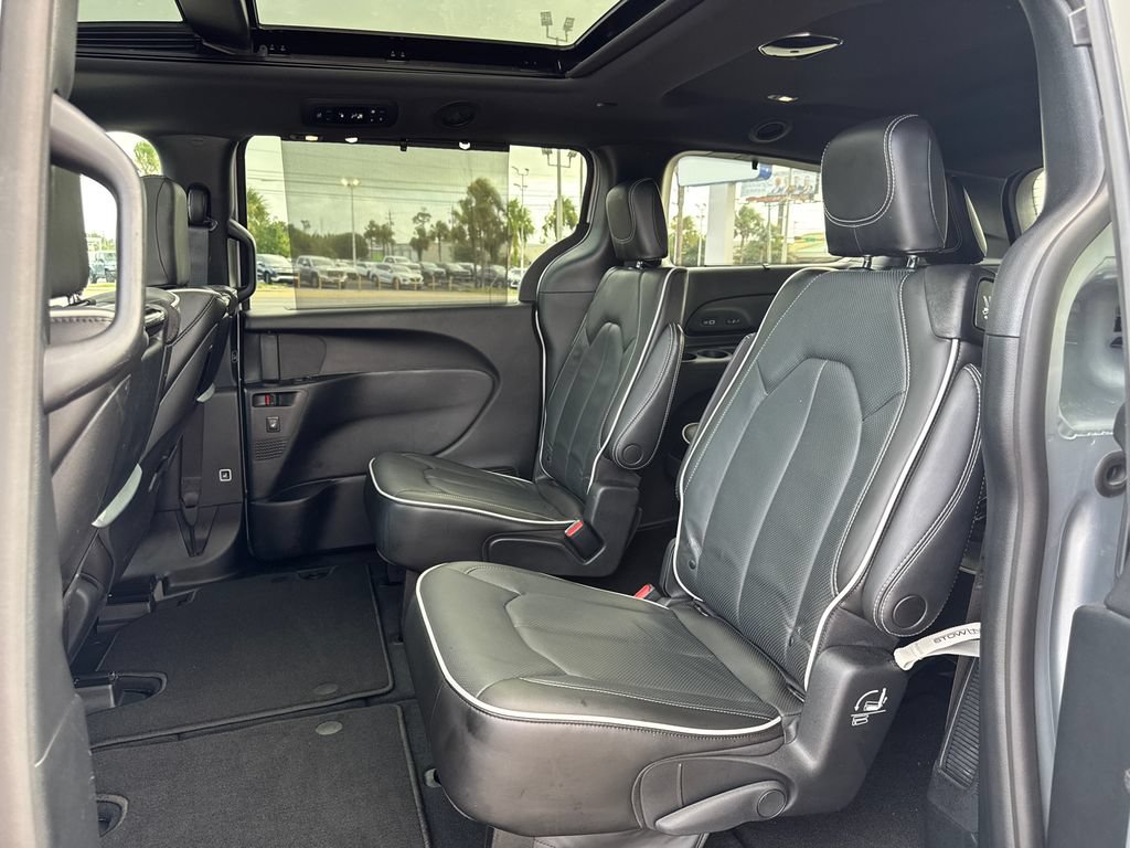 Used 2023 Chrysler Pacifica Limited w/ Uconnect Theater Family Group FWD image 14