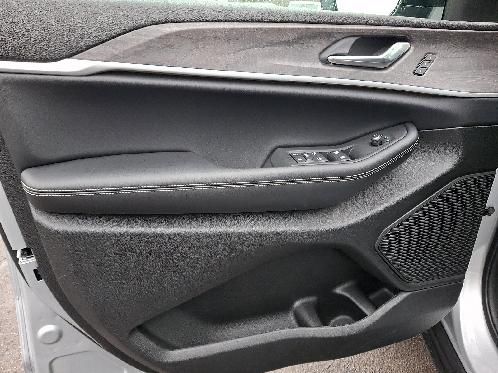 New 2025 Jeep Grand Cherokee L Limited w/ Black Appearance Package image 10