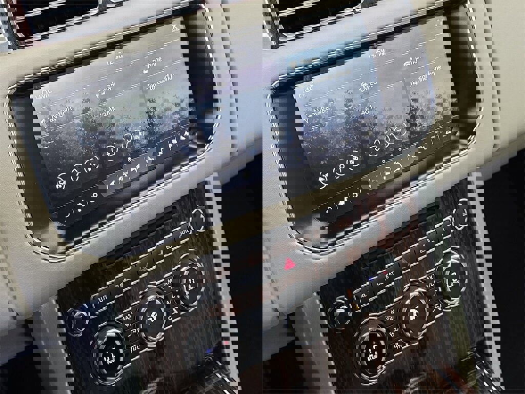 Used 2017 Land Rover Range Rover HSE image 24