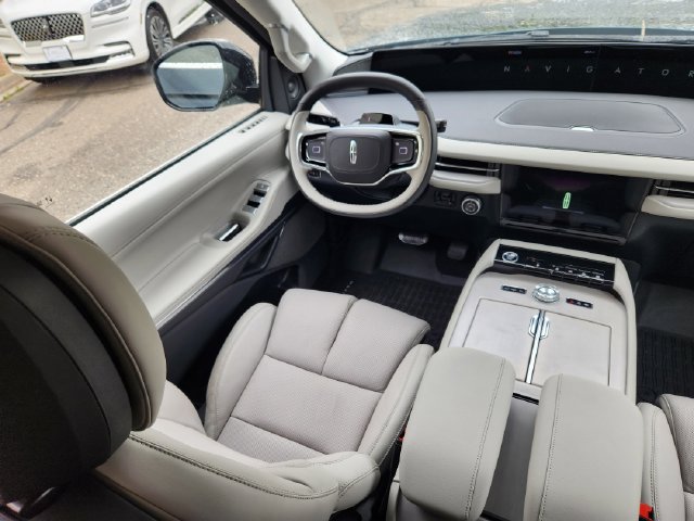 New 2026 Lincoln Navigator L Reserve AWD/4WD image 10