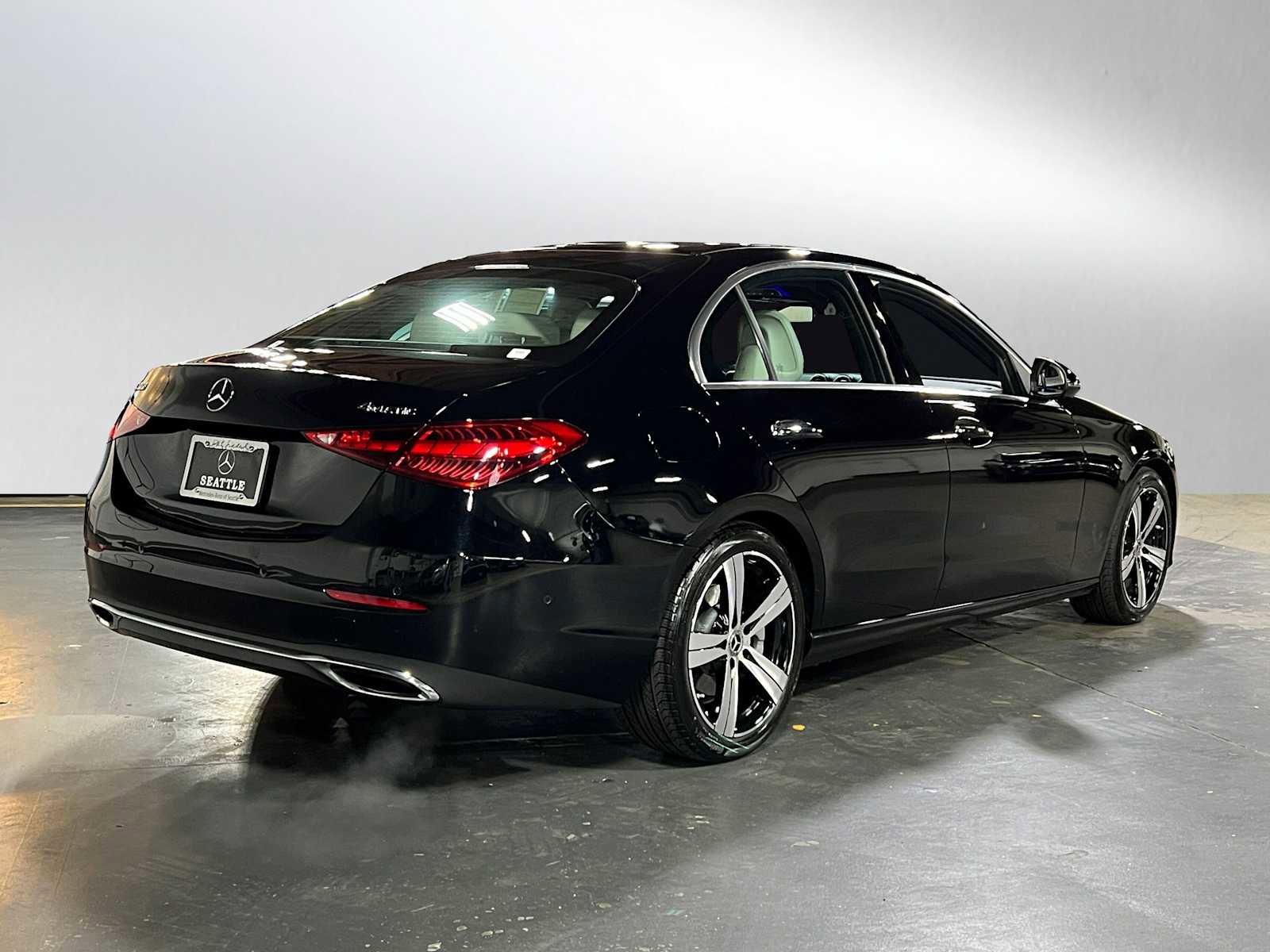 Used 2025 Mercedes-Benz C 300 4MATIC Sedan image 3