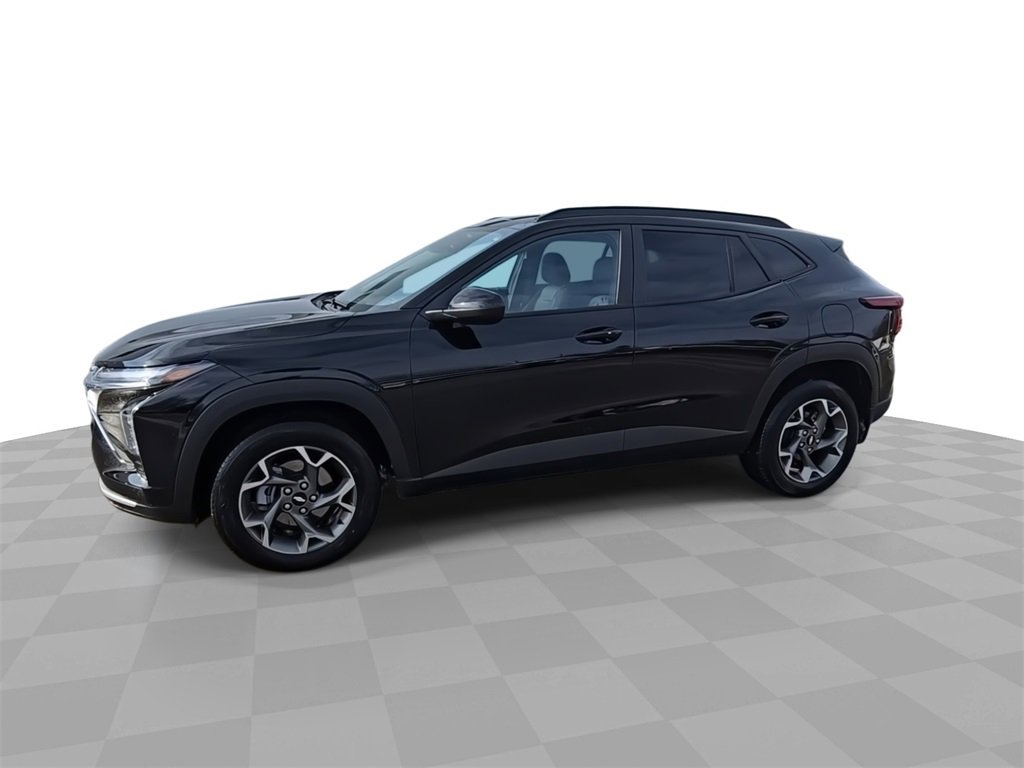 Used 2025 Chevrolet Trax LT w/ Driver Confidence Package image 4