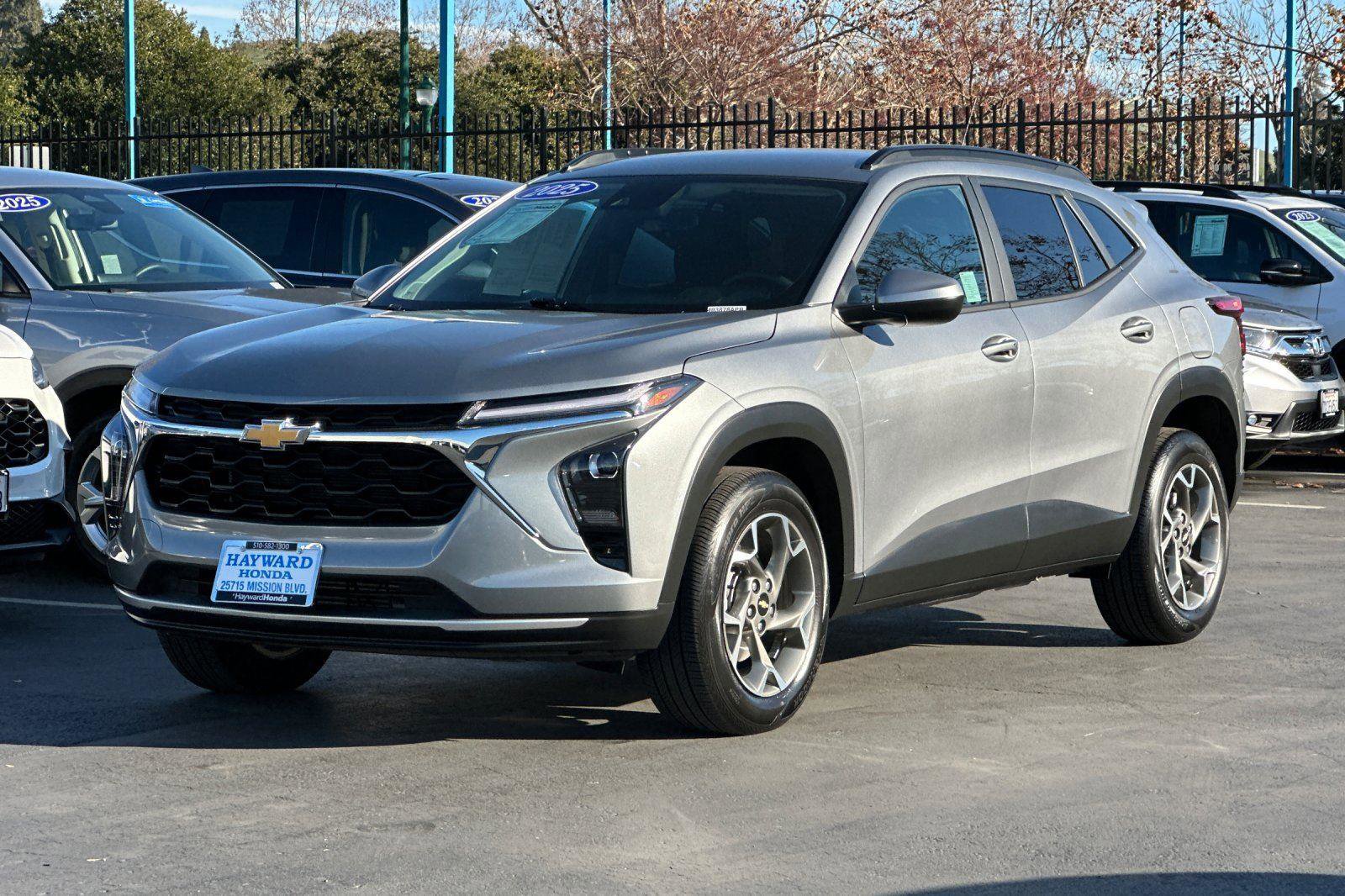 Used 2025 Chevrolet Trax LT w/ LT Convenience Package image 7