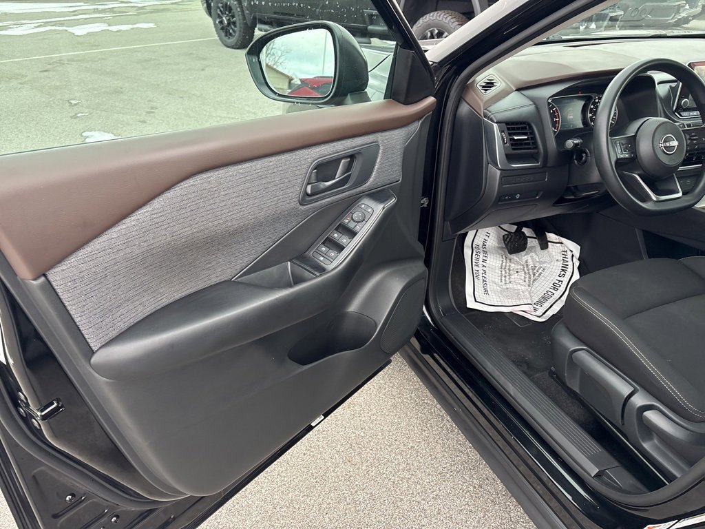 Used 2023 Nissan Rogue S image 17