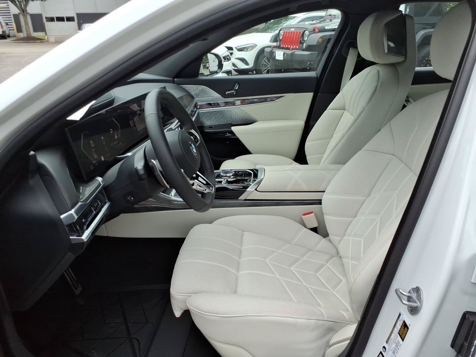 Used 2025 BMW 760i xDrive w/ Executive Package AWD/4WD image 12