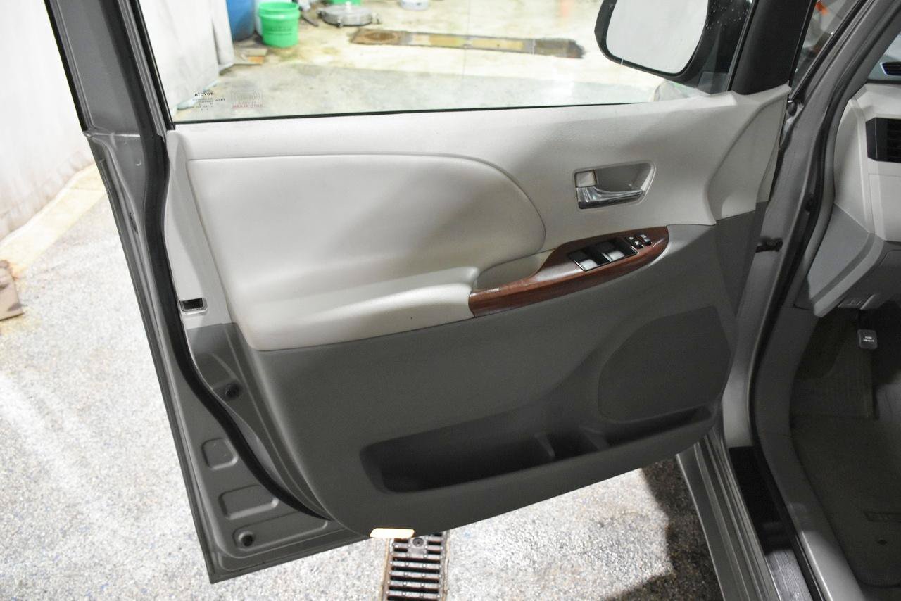 Used 2012 Toyota Sienna XLE FWD image 33