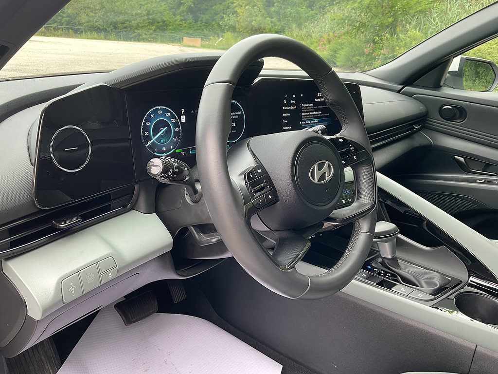 Used 2025 Hyundai Elantra Limited FWD image 9