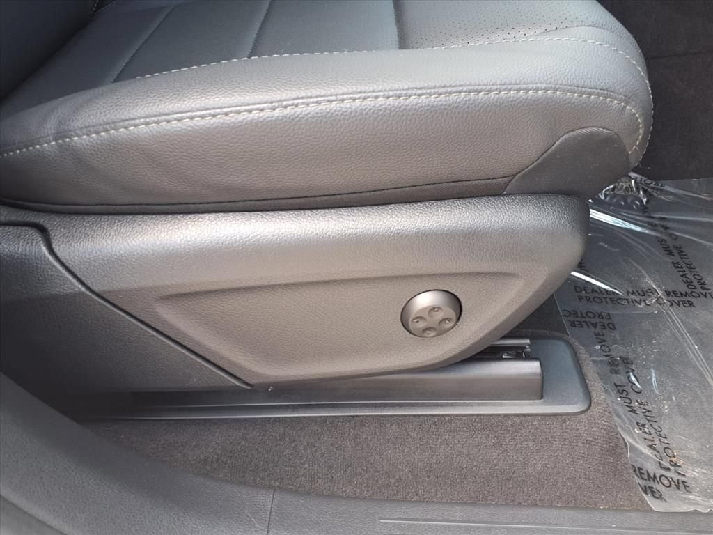 Used 2025 Mercedes-Benz GLE 350 4MATIC w/ Winter Package image 10