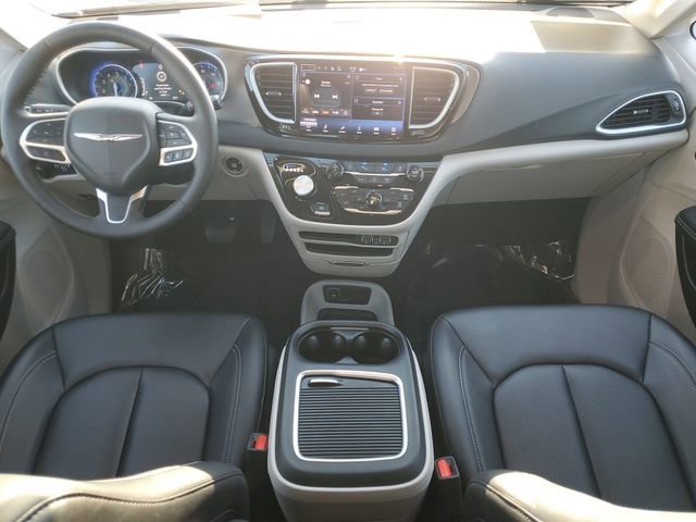 Used 2024 Chrysler Pacifica Touring-L image 10
