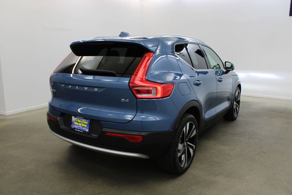 Used 2023 Volvo XC40 B4 Plus w/ Driver Assist Package image 5