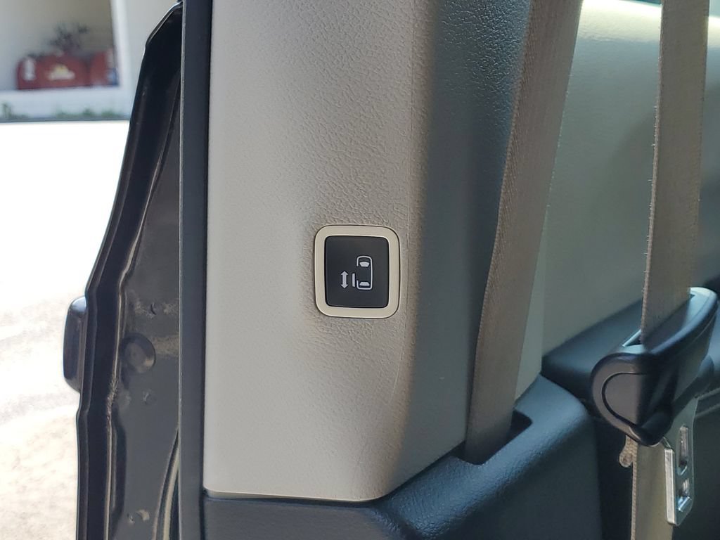 Used 2023 Chrysler Pacifica Touring-L FWD image 16