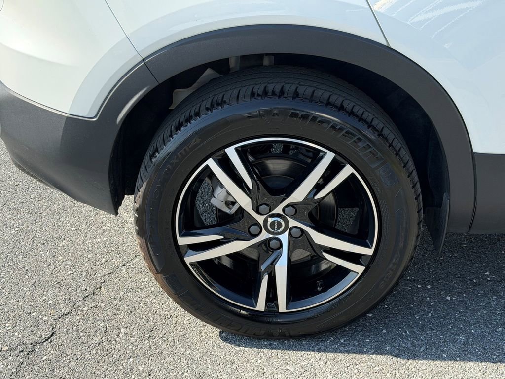 Certified 2024 Volvo XC40 B5 Core AWD/4WD image 11