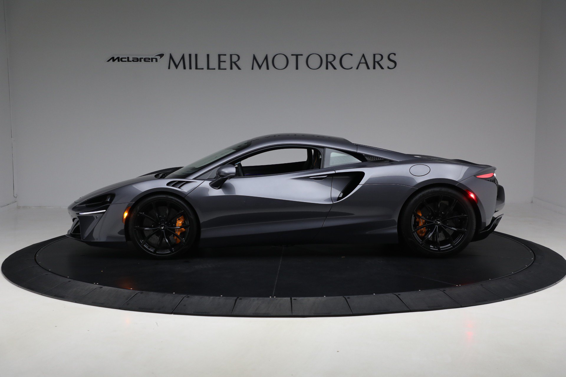 Used 2024 McLaren Artura RWD image 3