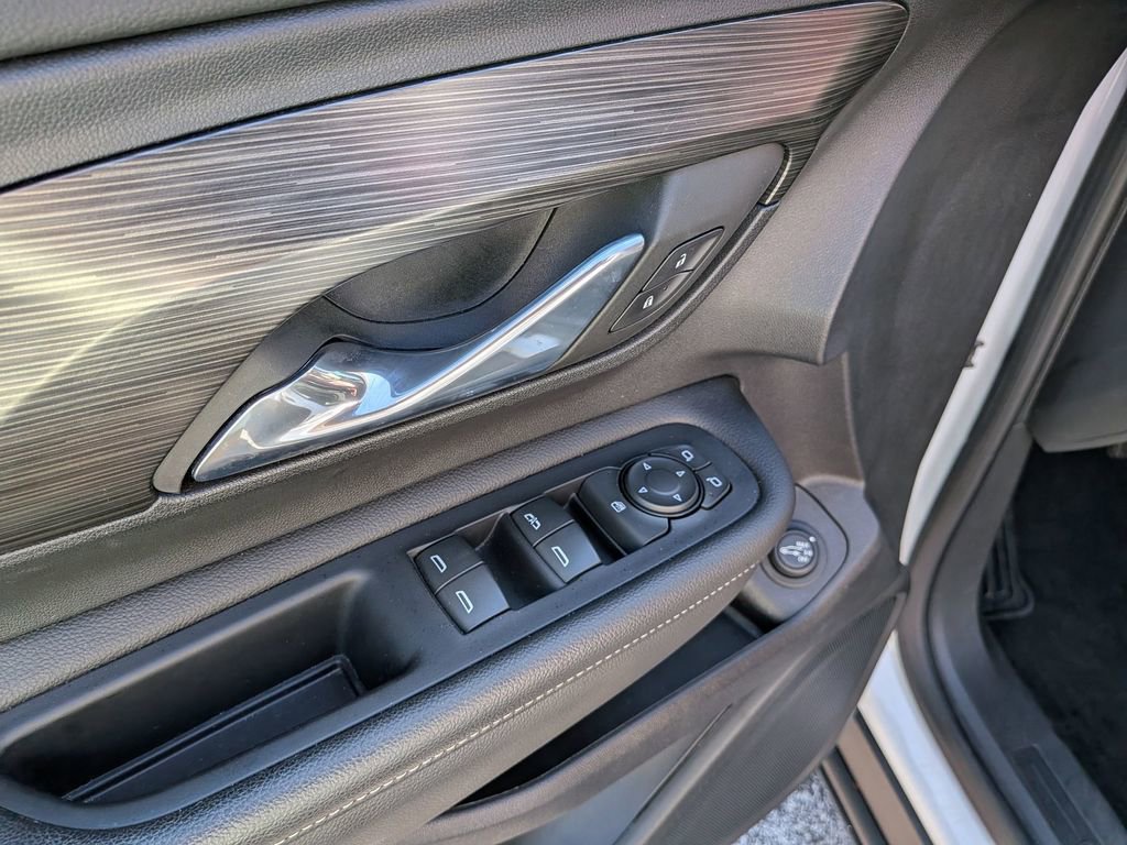 Used 2023 GMC Terrain SLE w/ Driver Convenience Package image 11