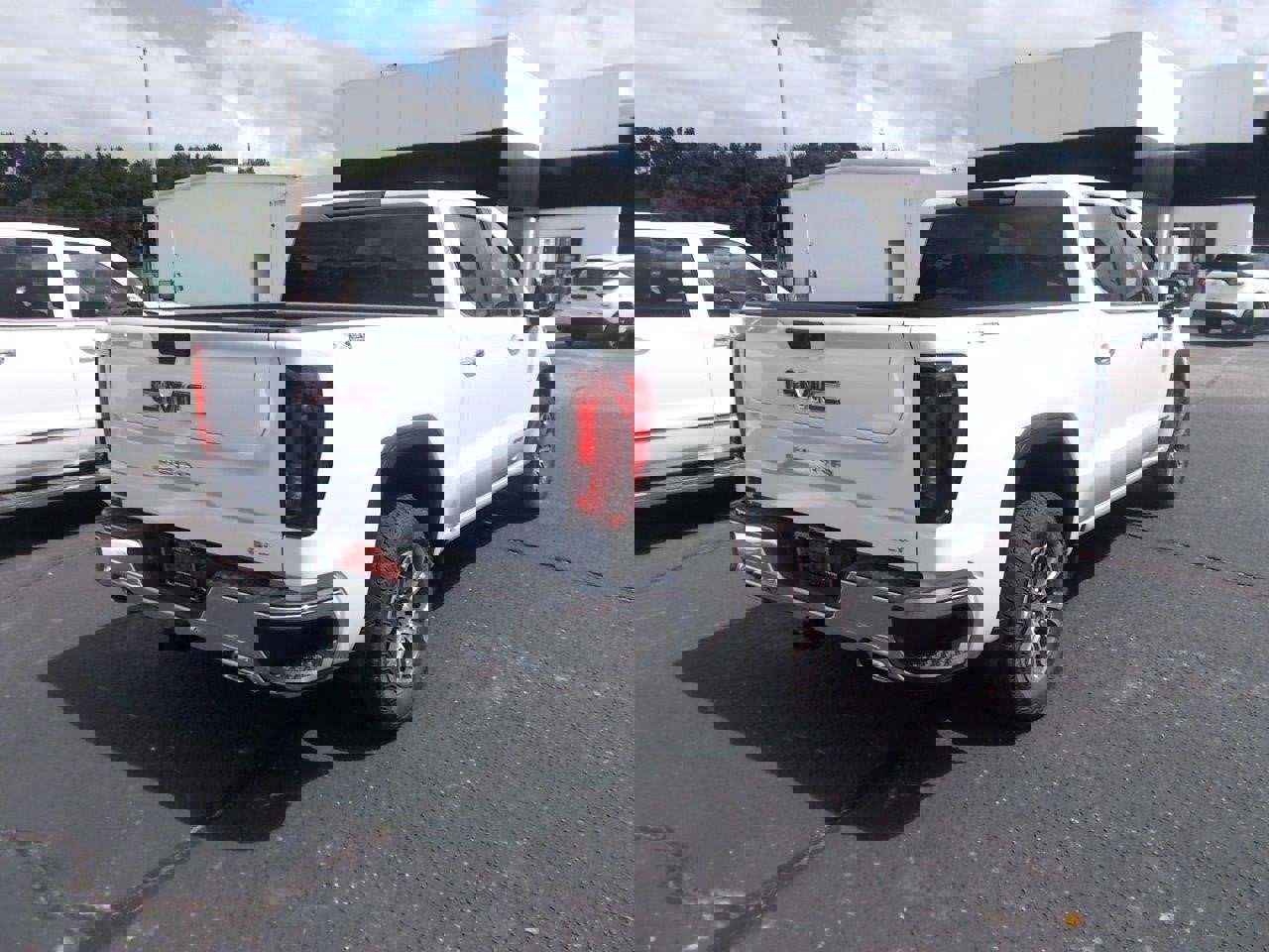 New 2026 GMC Sierra 1500 SLT w/ X31 Off-Road Package image 2