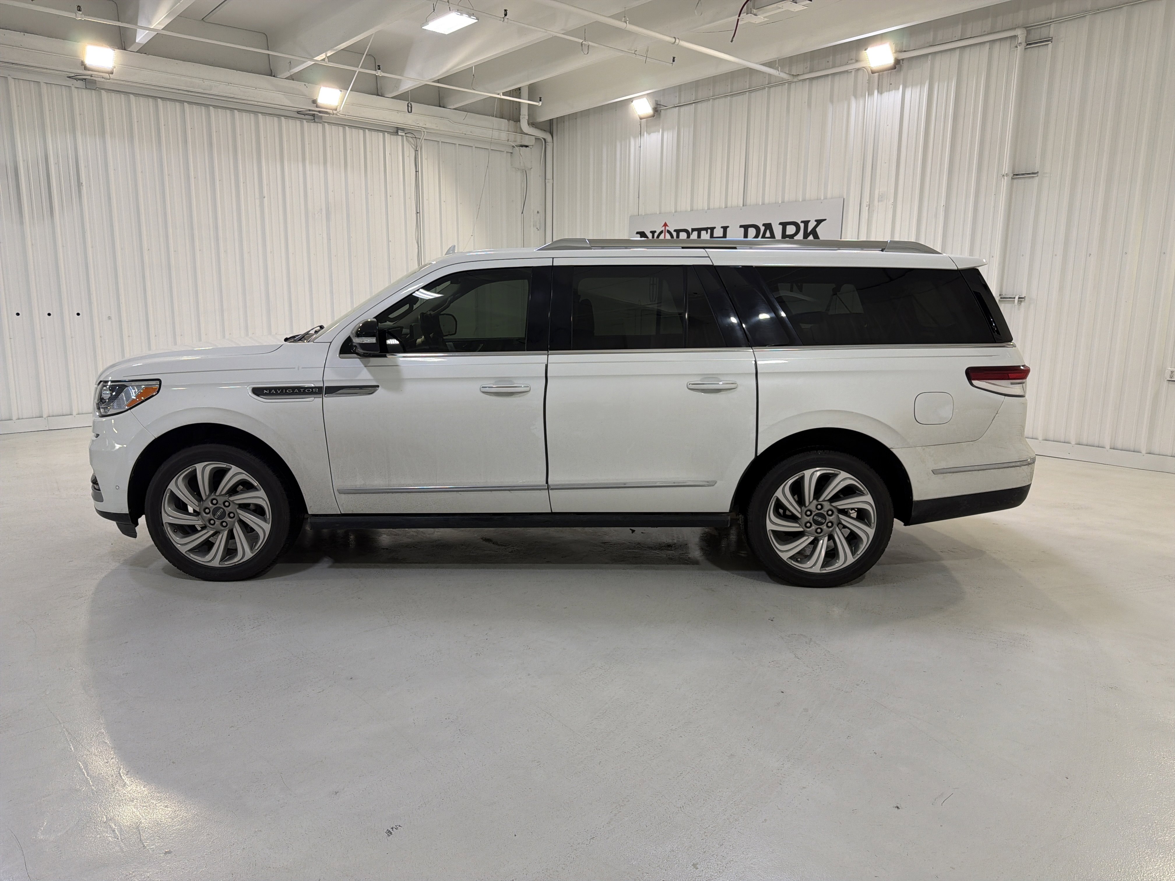 Used 2022 Lincoln Navigator L Reserve AWD/4WD image 2