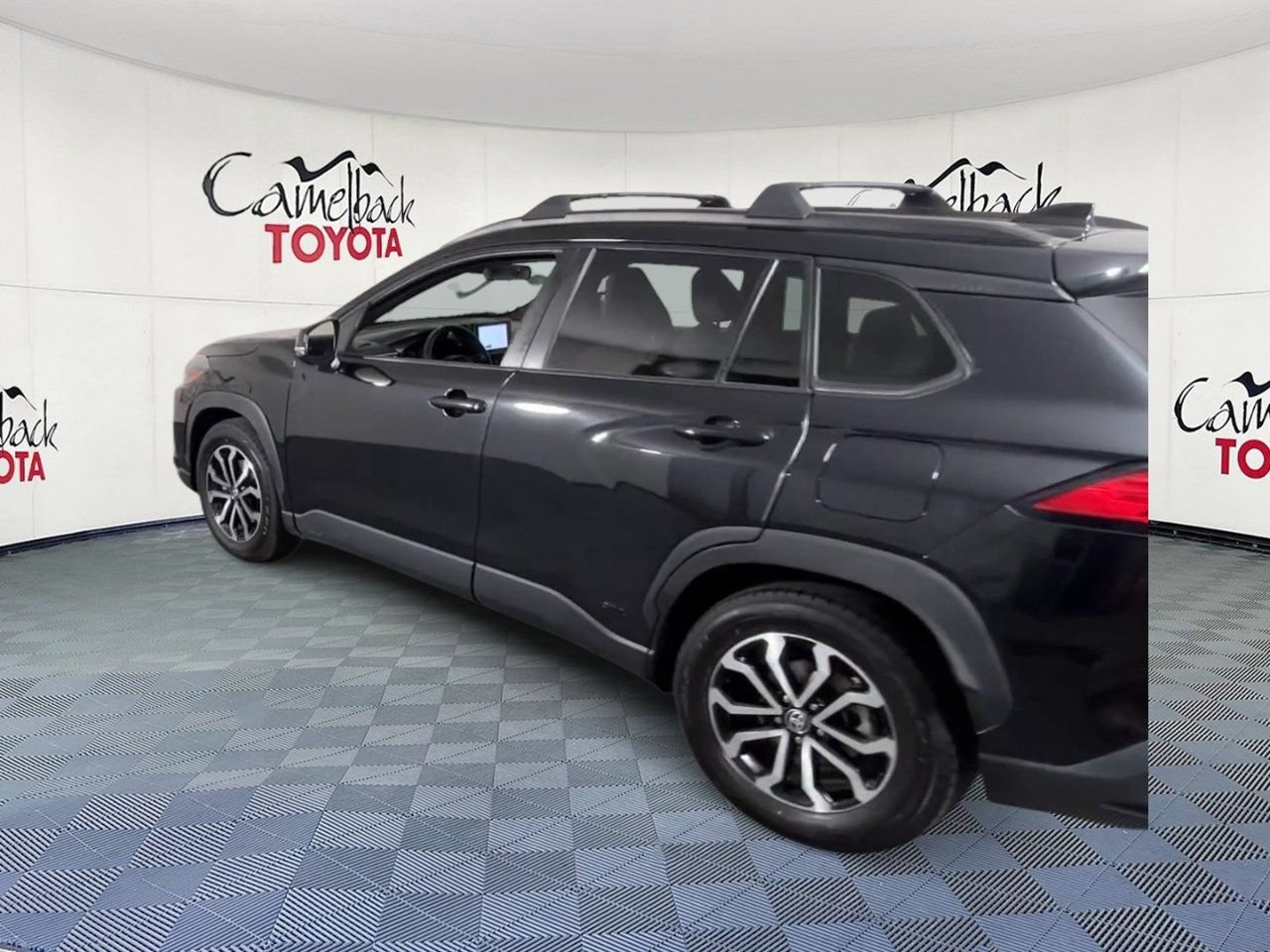Used 2024 Toyota Corolla Cross AWD Hybrid w/ Moonroof Package image 8