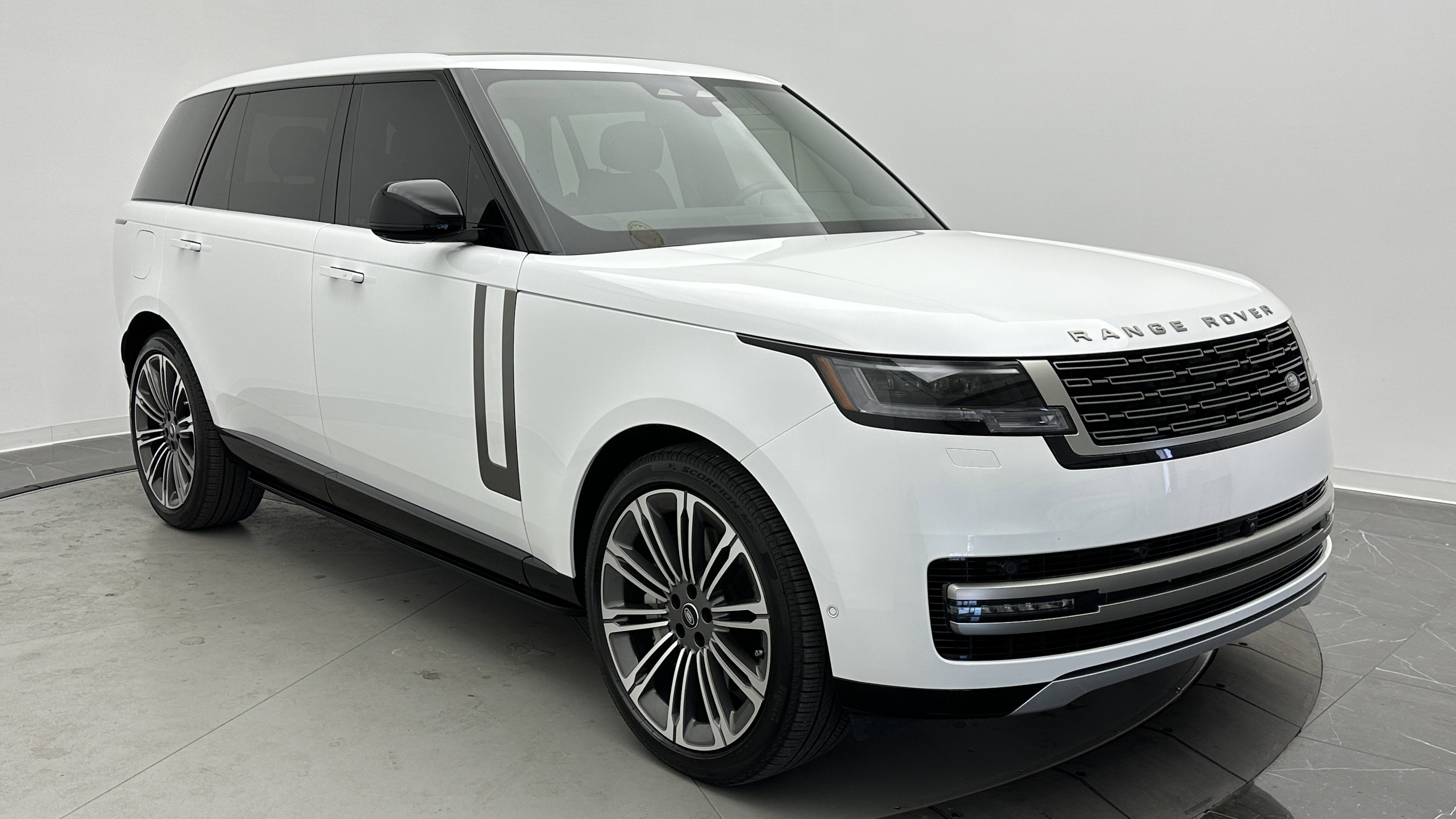 Used 2025 Land Rover Range Rover Long Wheelbase SE image 3