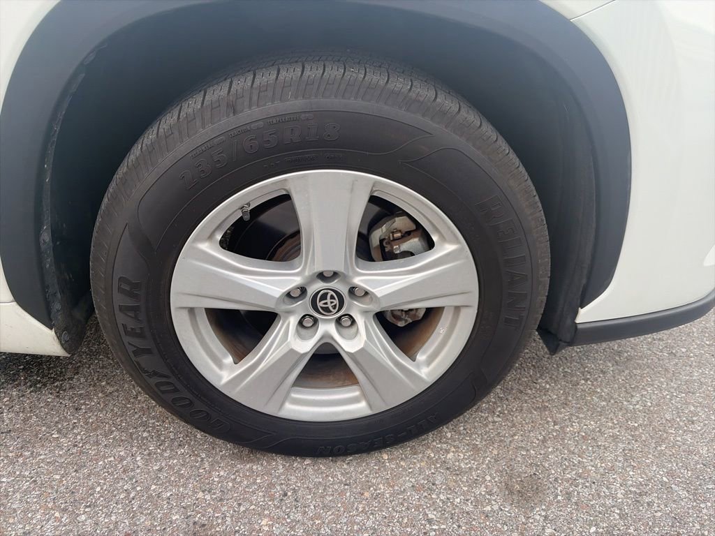 Used 2021 Toyota Highlander L image 11