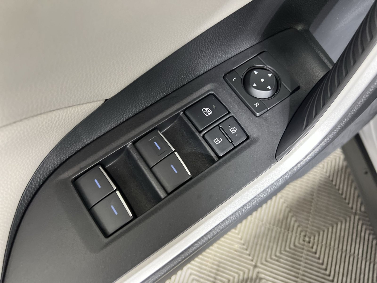 Used 2025 Toyota RAV4 XLE AWD/4WD image 15