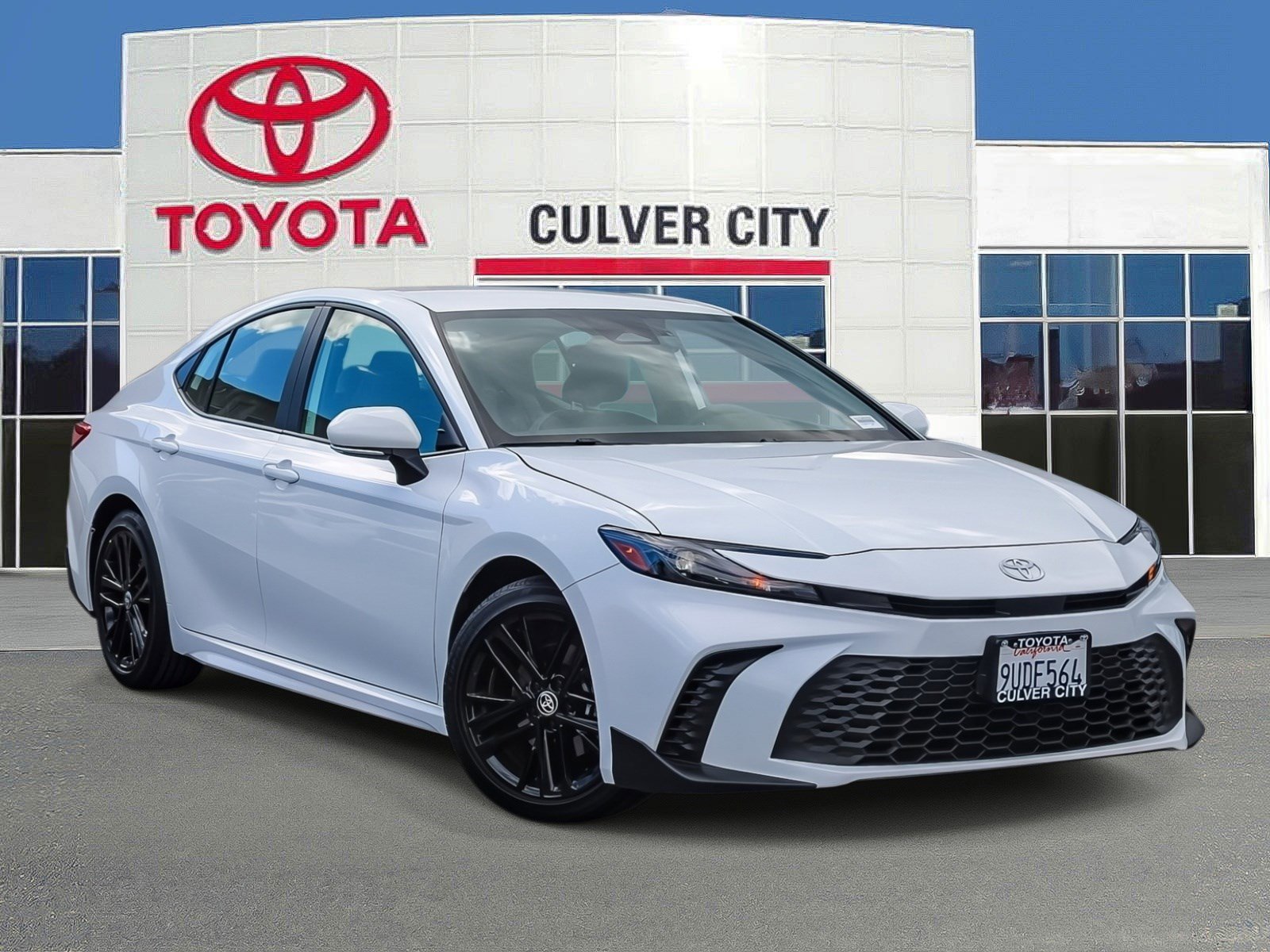 Used 2025 Toyota Camry SE image 1