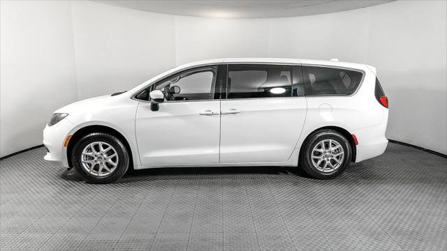 Used 2020 Chrysler Voyager LX image 3
