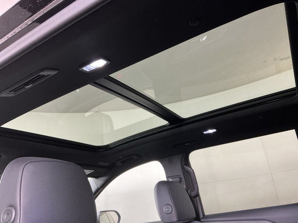 New 2026 Chevrolet Traverse RS w/ LPO, Floor Liner Package AWD/4WD image 11