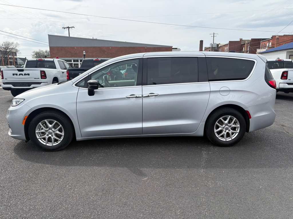 Used 2024 Chrysler Pacifica Touring-L image 2