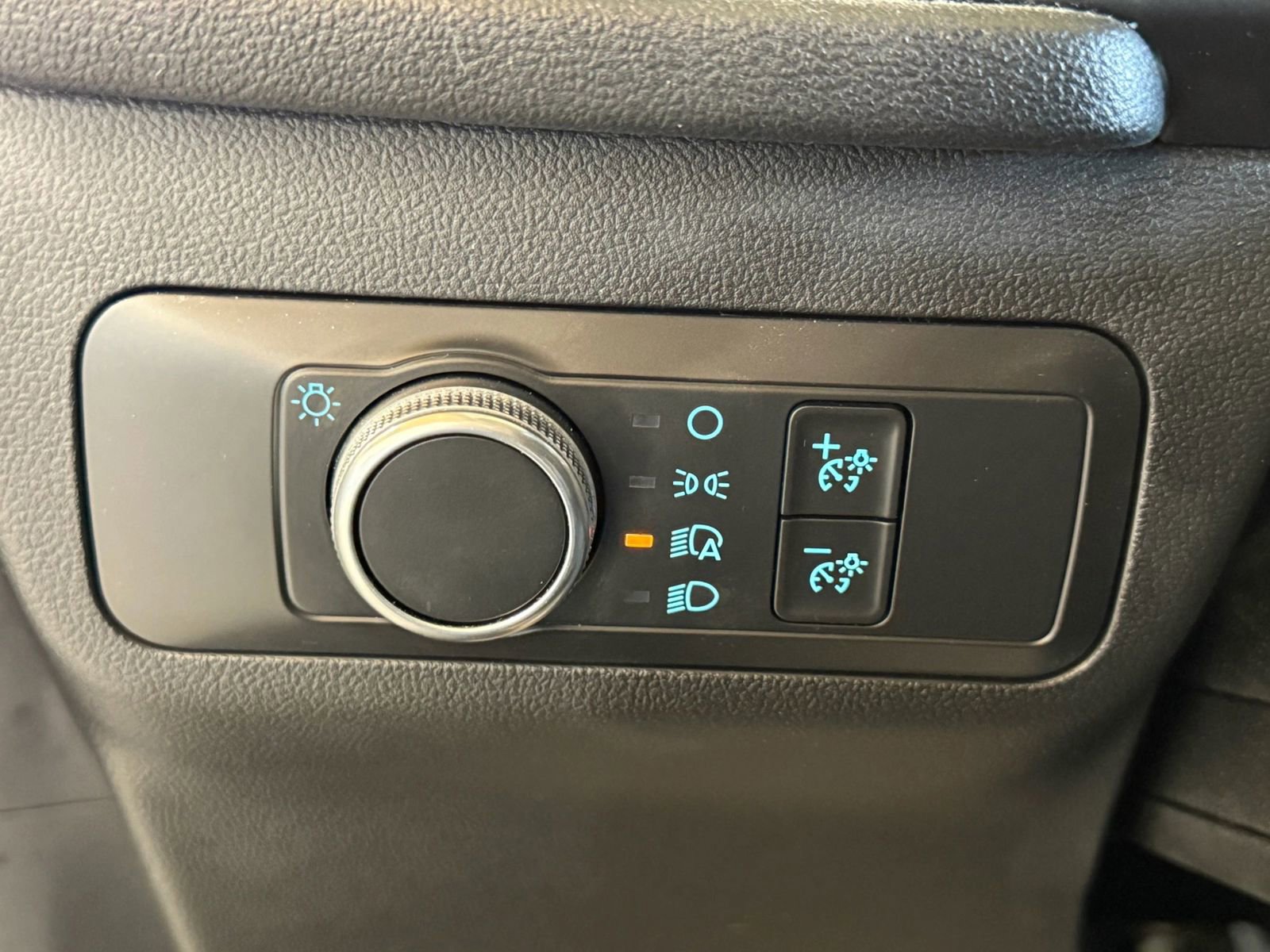 Used 2020 Ford Escape SE image 19