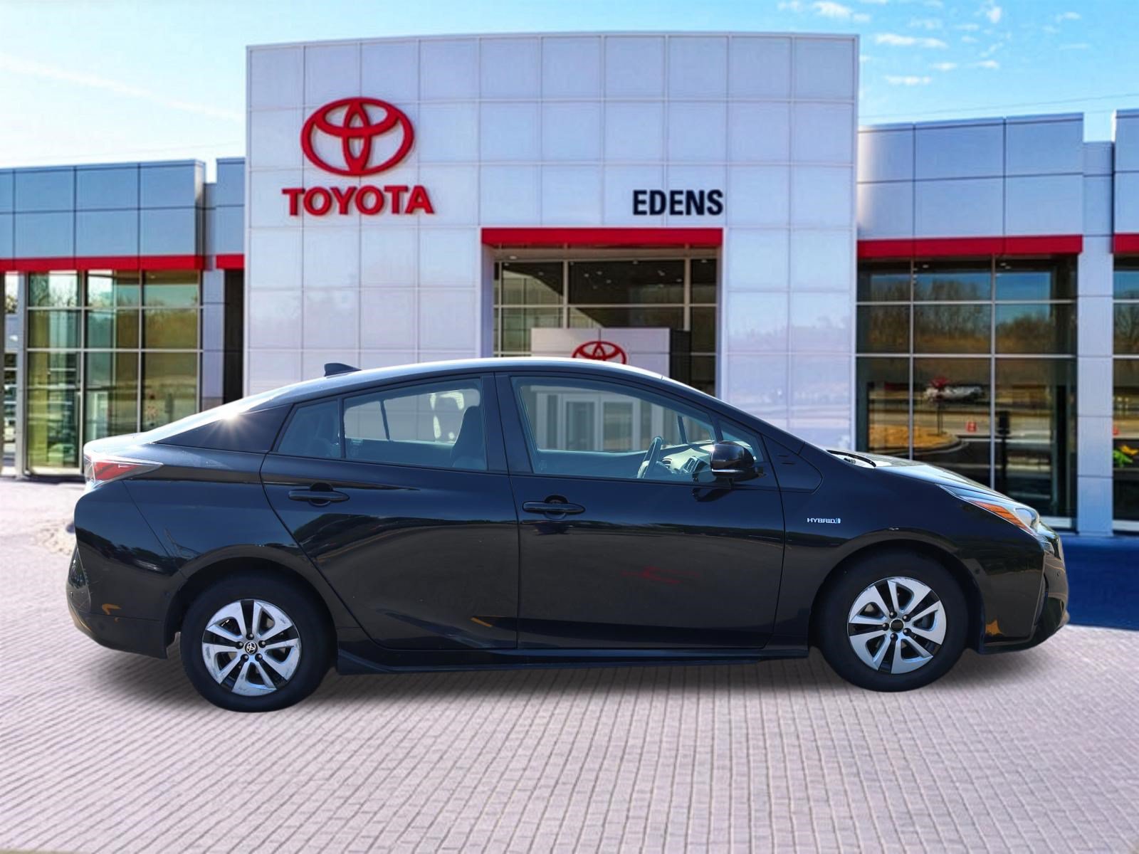 Used 2017 Toyota Prius Three FWD image 2