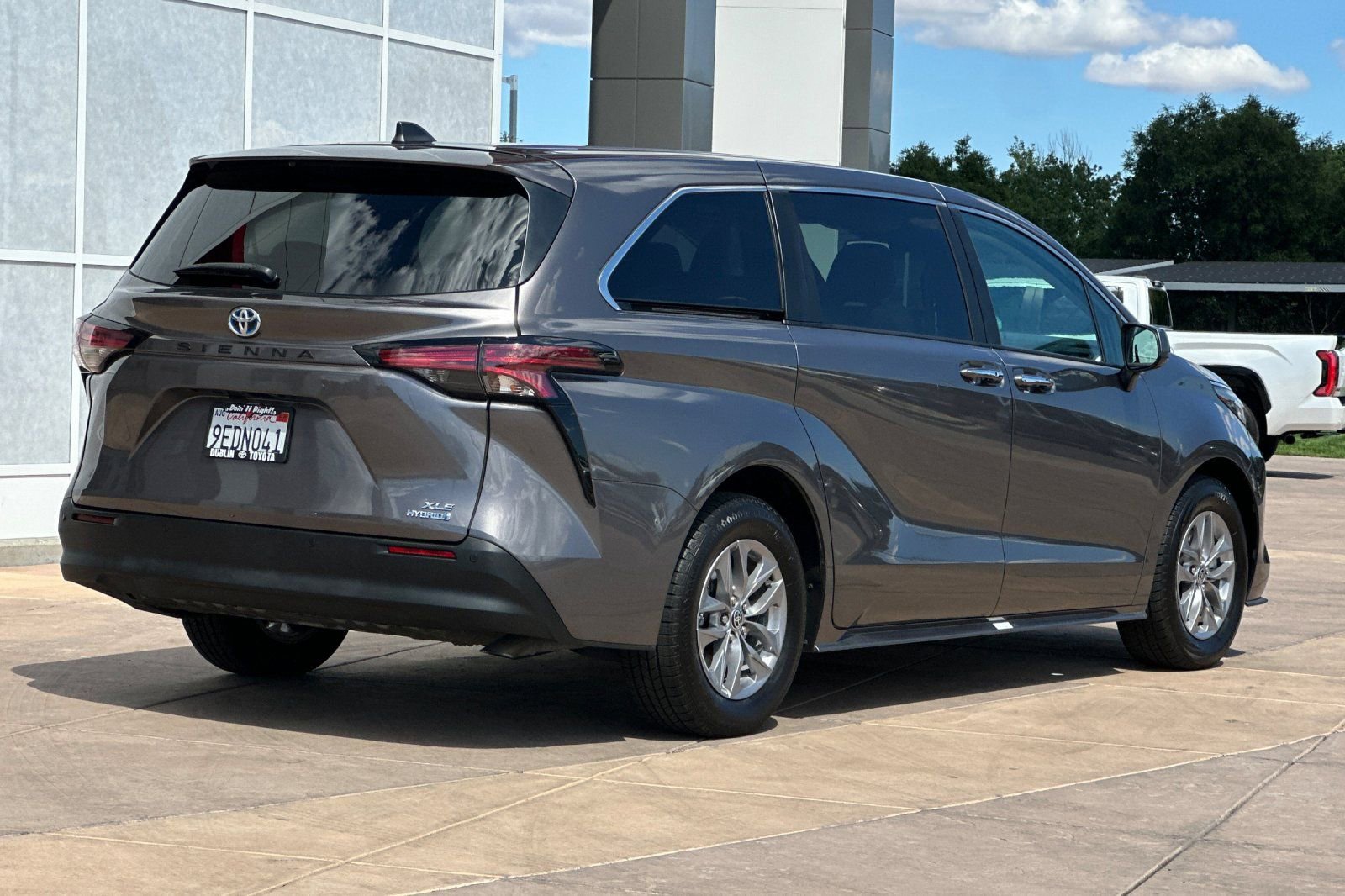 Certified 2022 Toyota Sienna XLE FWD image 4