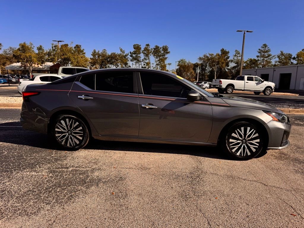 Used 2024 Nissan Altima 2.5 SV image 10