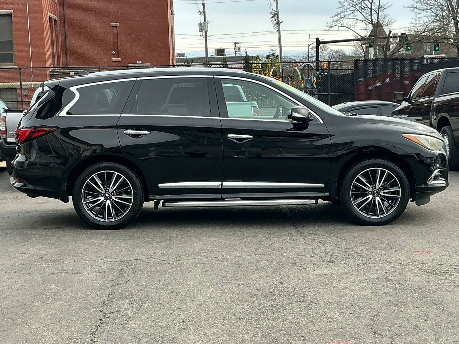 Used 2018 INFINITI QX60 Luxe w/ Deluxe Technology Package image 4