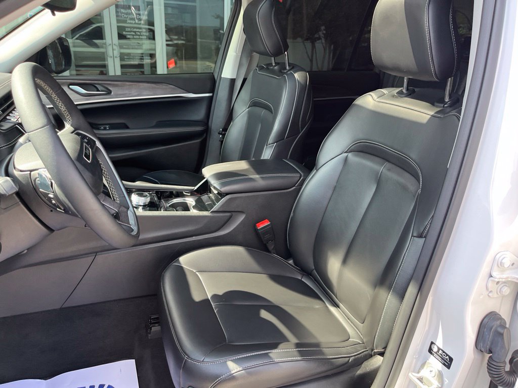 Used 2023 Jeep Grand Cherokee Limited AWD/4WD image 5