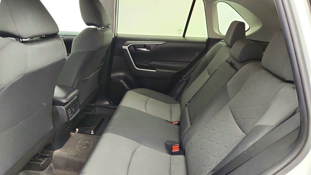 Used 2020 Toyota RAV4 XLE image 19