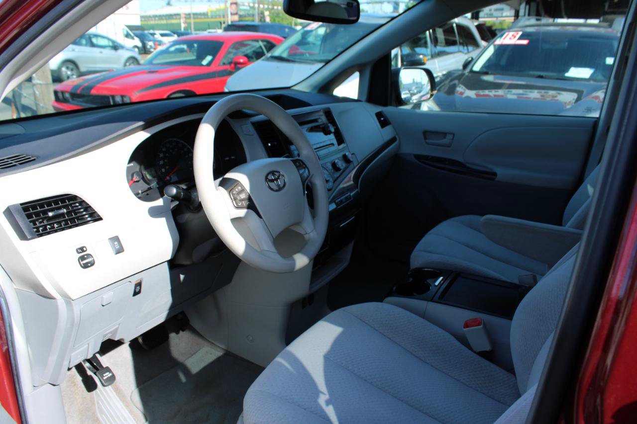 Used 2011 Toyota Sienna LE FWD image 12