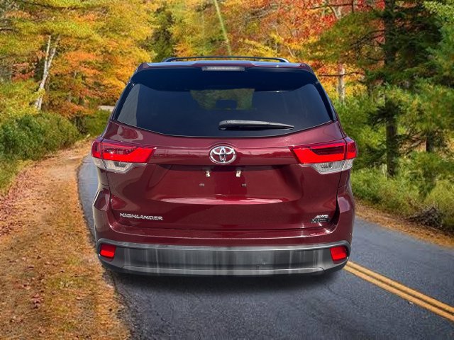 Used 2019 Toyota Highlander LE AWD/4WD image 4