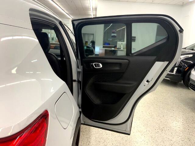 Used 2022 Volvo XC40 T4 Momentum image 29