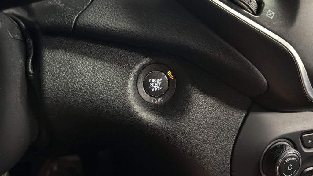 Used 2019 Jeep Cherokee Trailhawk AWD/4WD image 23