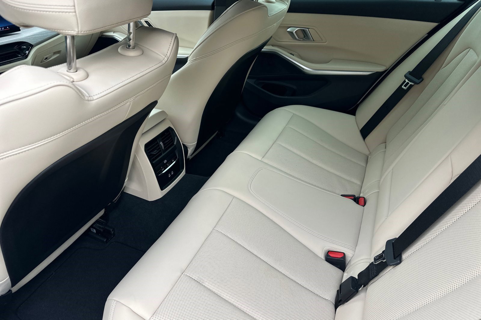 Used 2025 BMW 330i Sedan w/ Convenience Package image 15