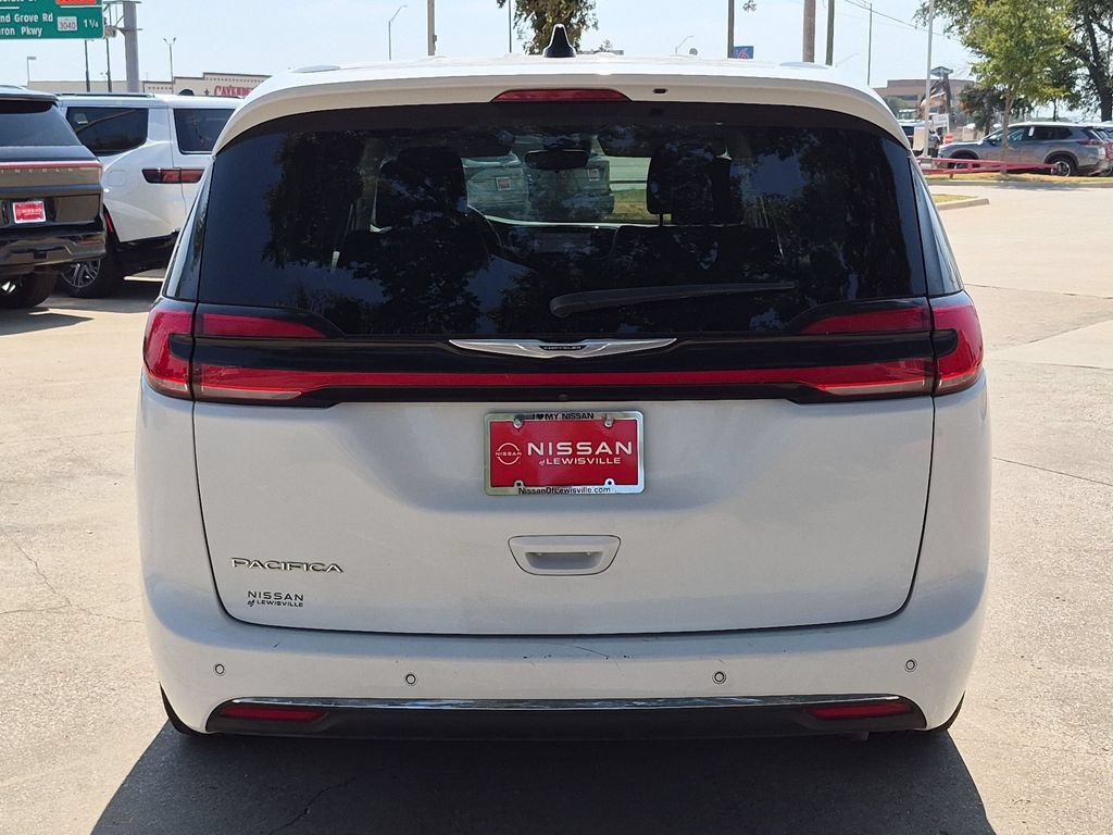 Used 2023 Chrysler Pacifica Touring-L FWD image 7