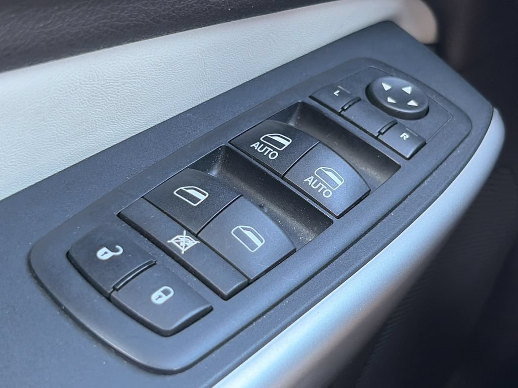 Used 2017 Jeep Cherokee Overland w/ Technology Group FWD image 21