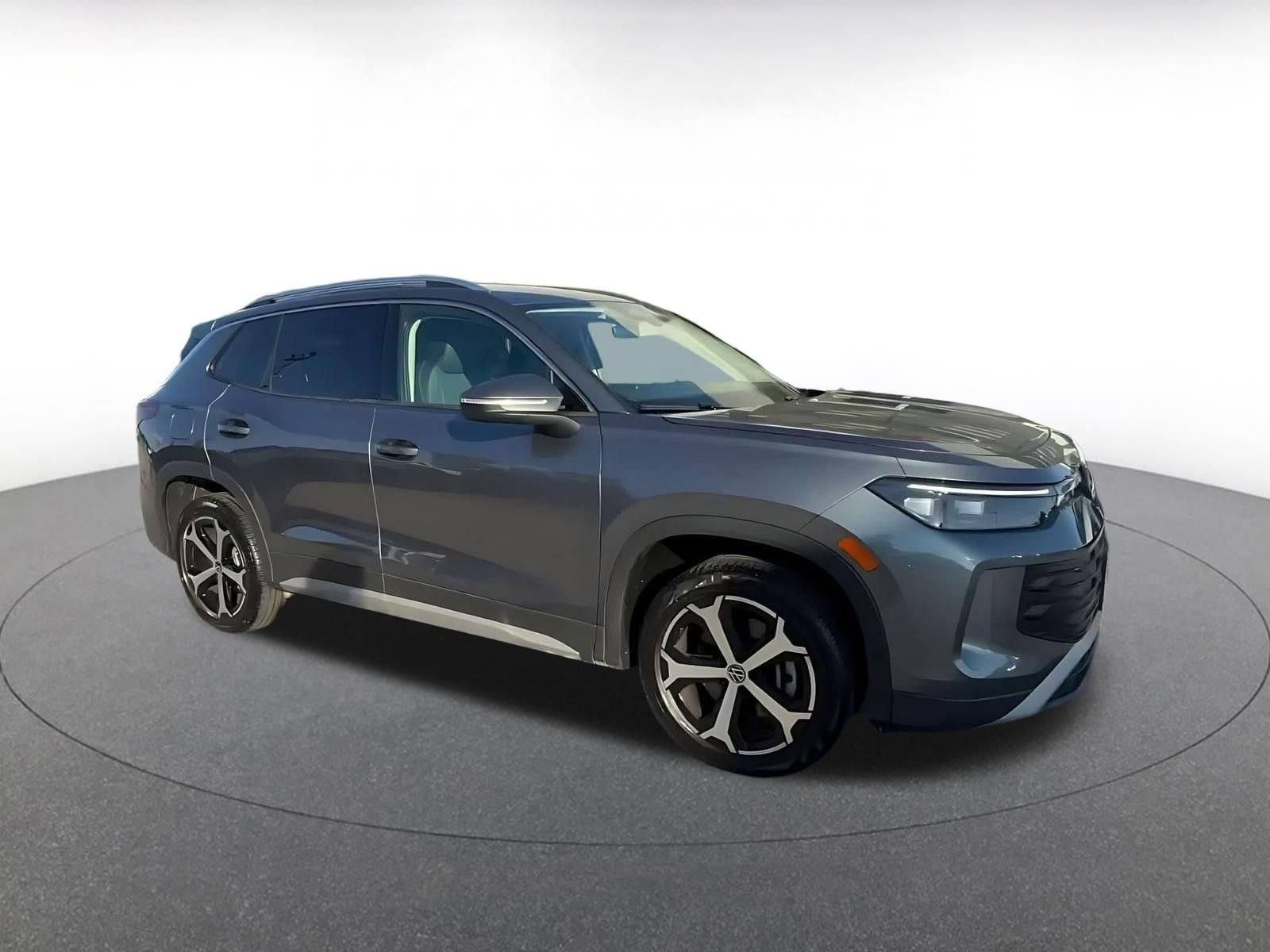 Used 2026 Volkswagen Tiguan SE AWD/4WD image 2