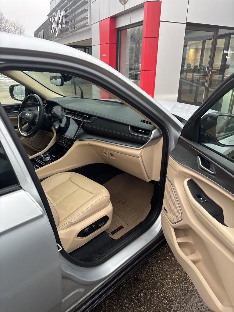 Used 2021 Jeep Grand Cherokee L Limited w/ Luxury Tech Group II image 17